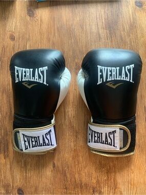 Everlast Black and White Training Boxing Gloves Like New